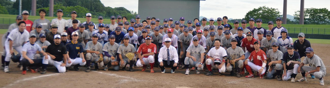 特別試合を終え、花巻東OBと記念撮影する現役選手たち（撮影・佐藤究）　