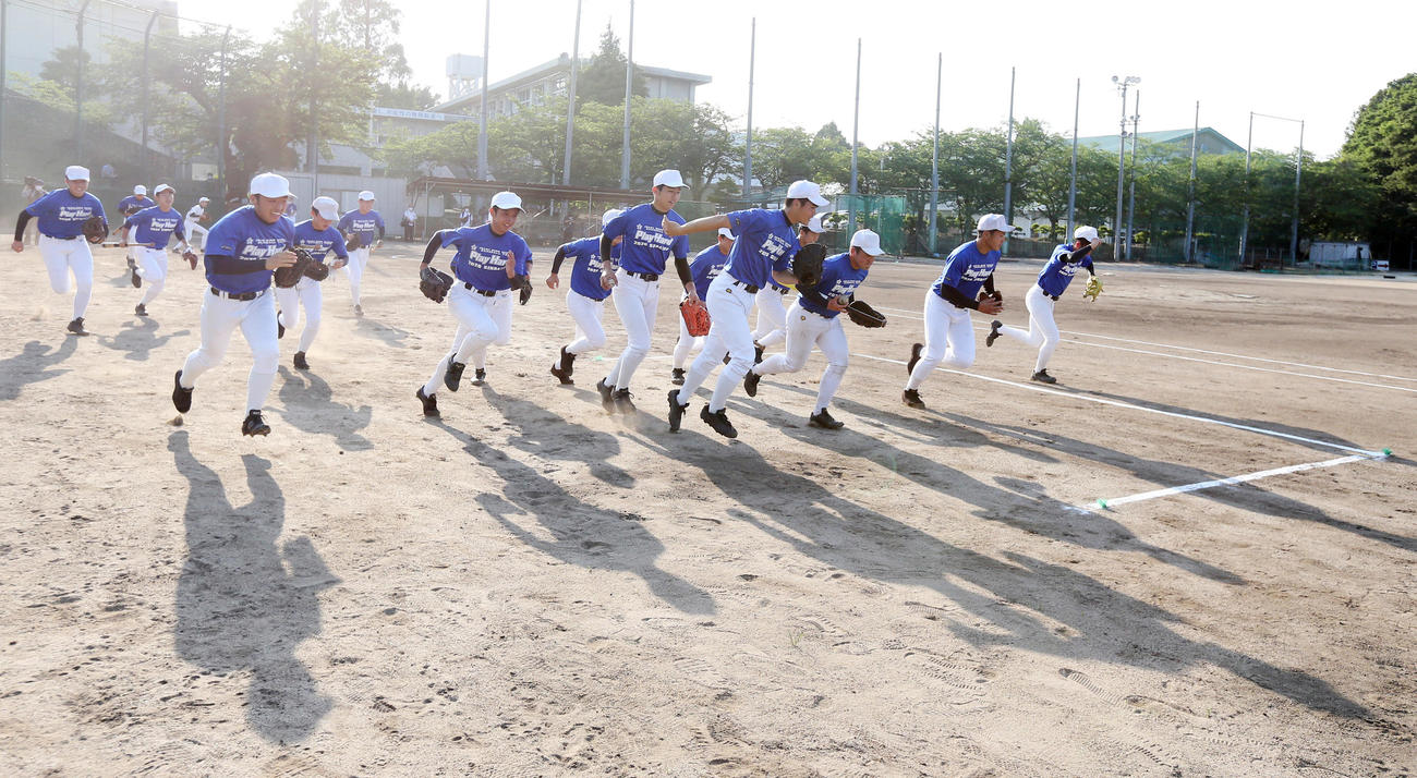 約2カ月ぶりに全体練習を再開した磐城の選手たち（撮影・野上伸悟）