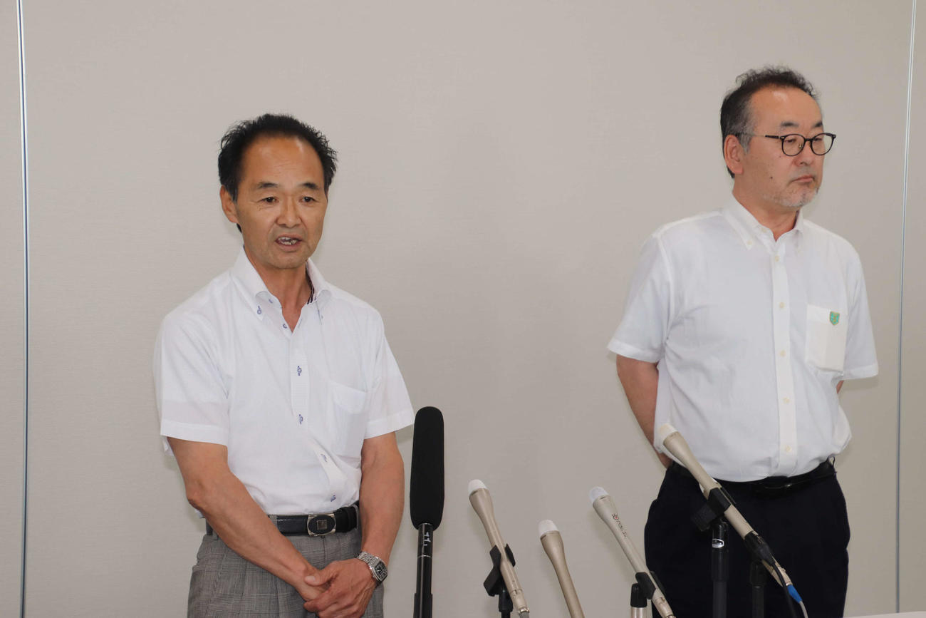 県独自大会について大会要項を発表した茨城県高野連の榎戸専務理事（左）と塚本会長