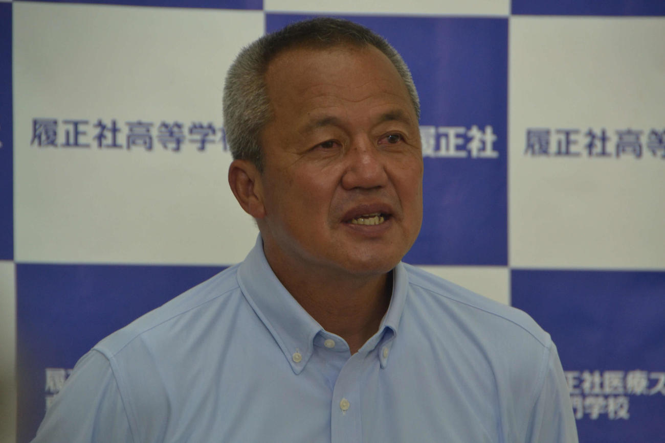 取材に応じる履正社・岡田監督（撮影・望月千草