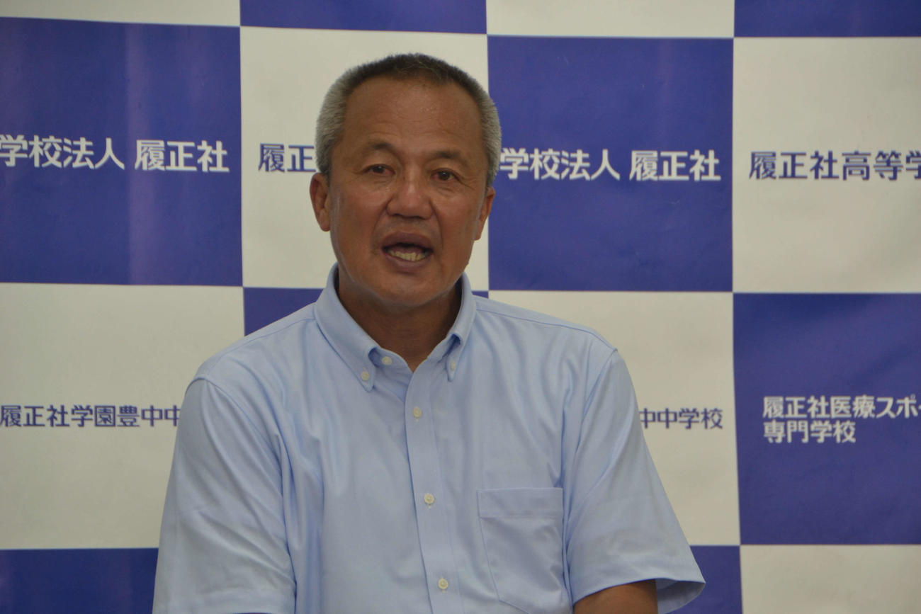 取材に応じる履正社・岡田監督（撮影・望月千草）