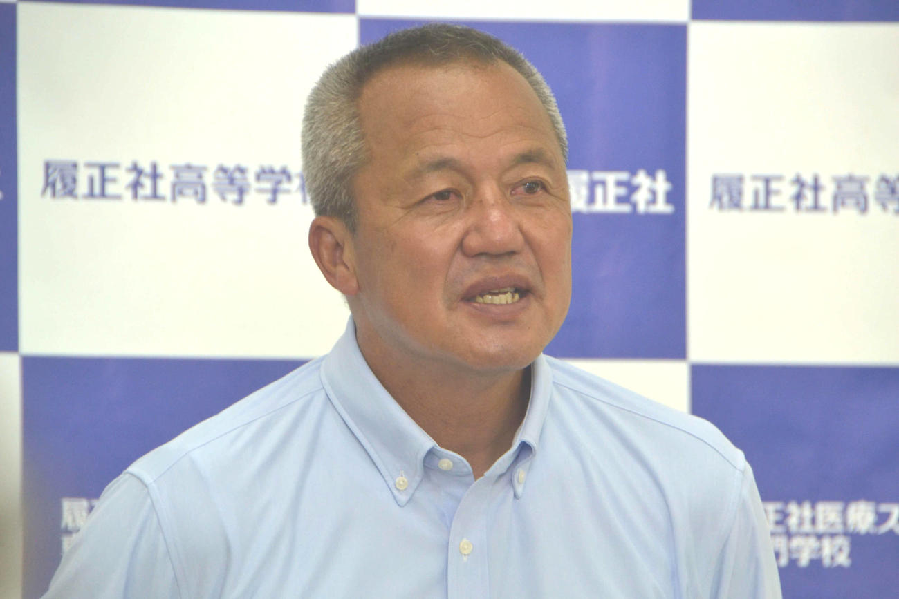 取材に応じる履正社・岡田監督（撮影・望月千草）