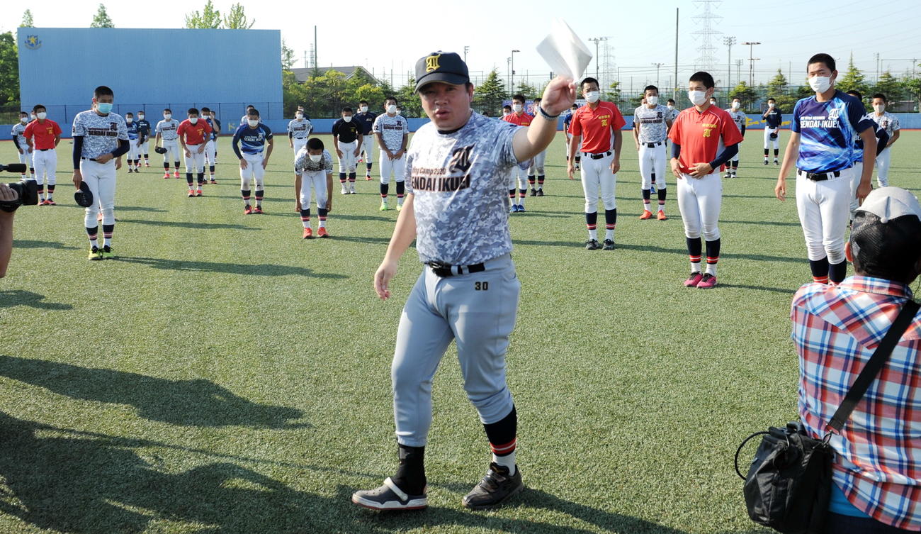 仙台育英の須江監督（中央）は選手たちに甲子園交流試合に招待されたことを伝える