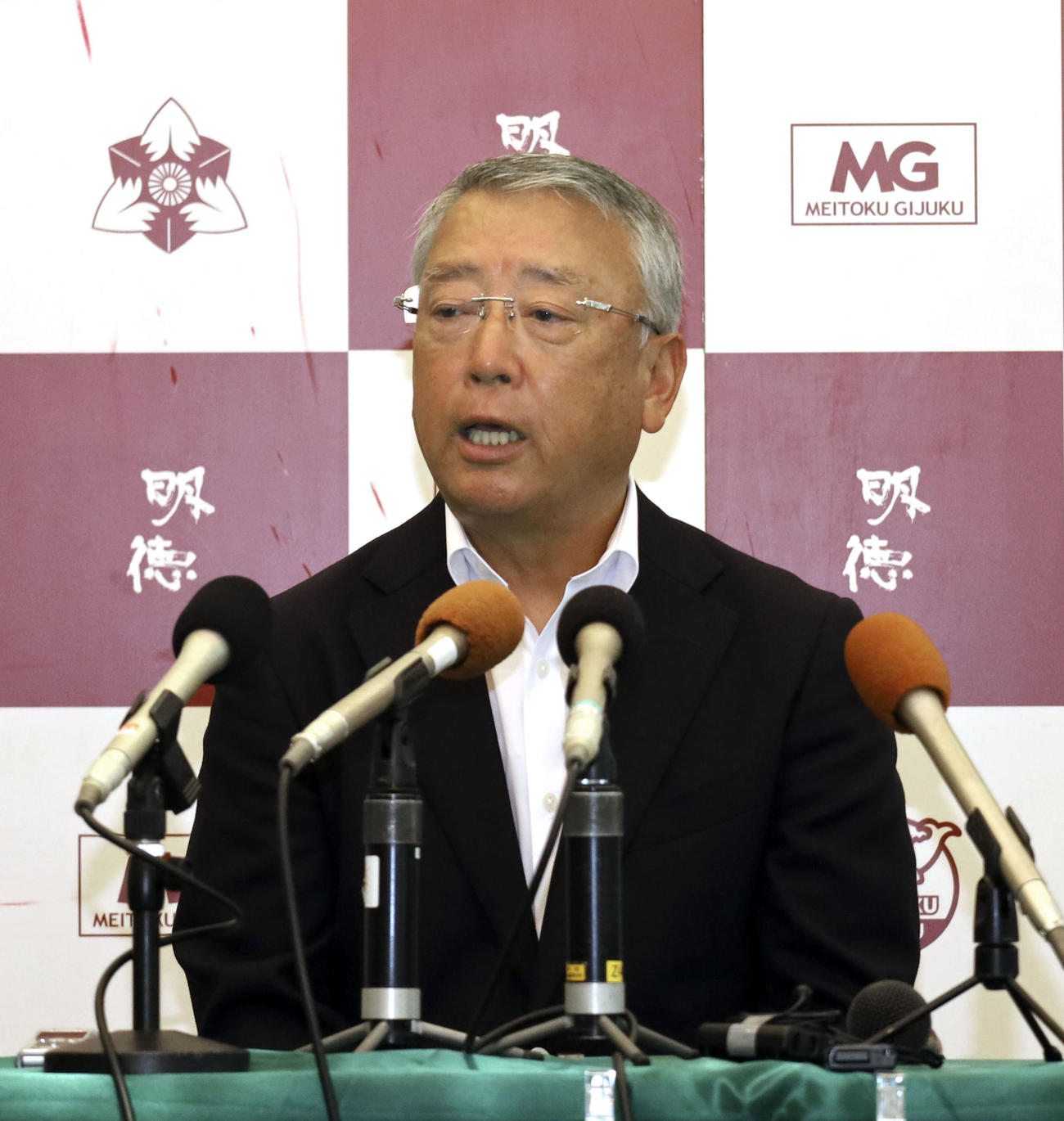 記者の質問に答える明徳義塾・馬淵監督（共同）