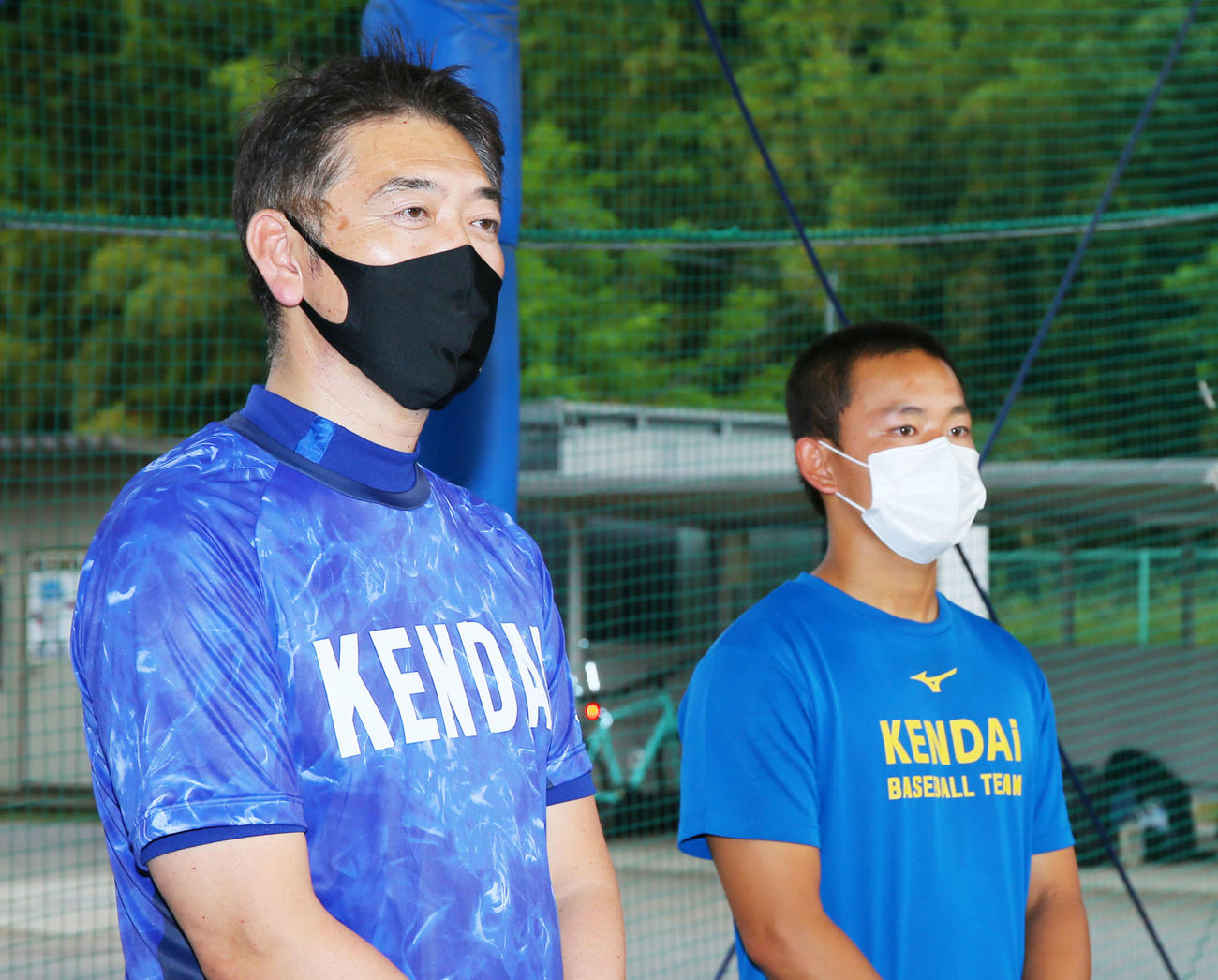 高崎健康福祉大高崎・戸丸（右）と取材に臨む青柳監督（撮影・河田真司）　　