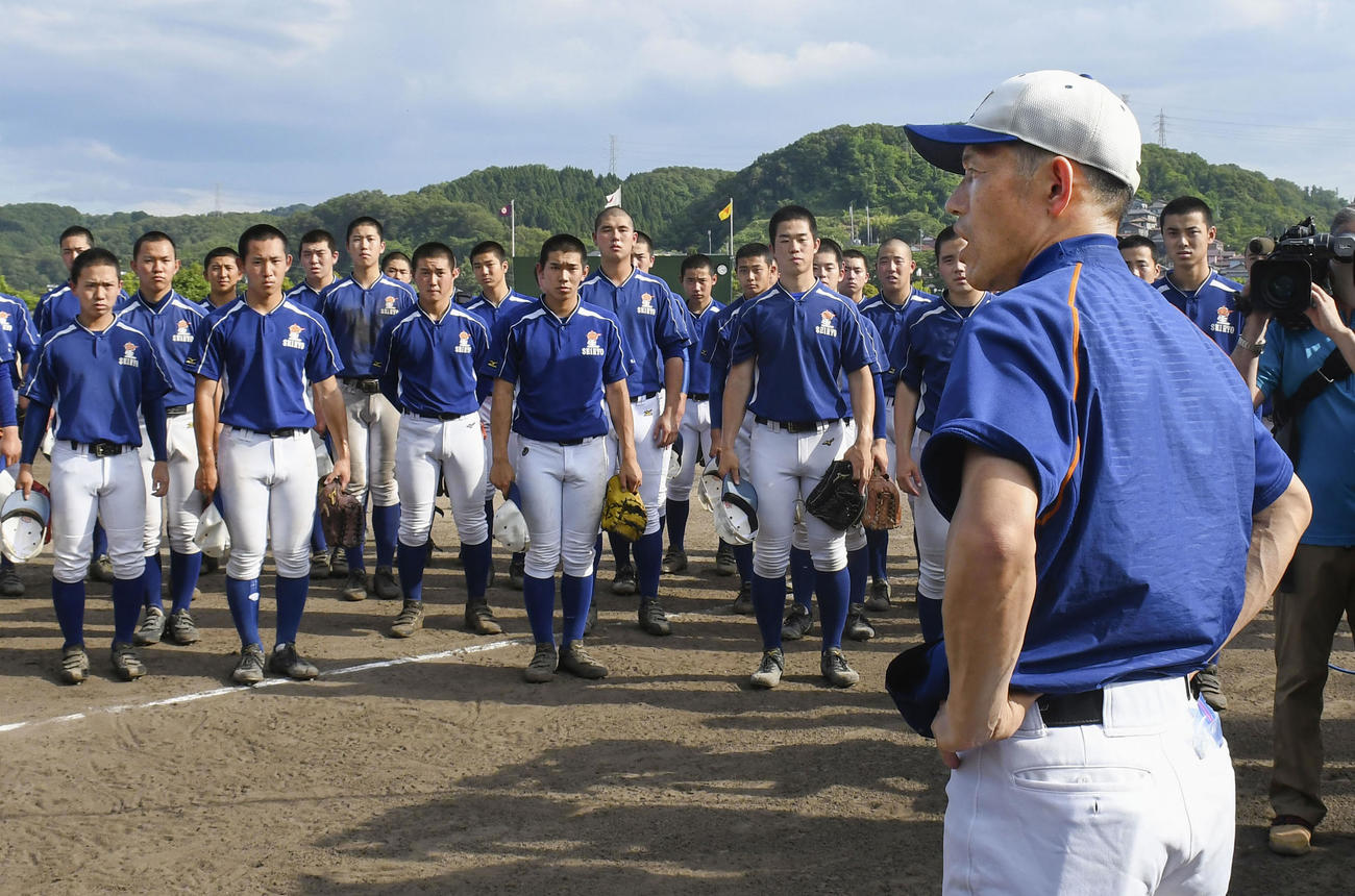 甲子園球場での交流試合開催決定をナインに伝える星稜の林和成監督（共同）