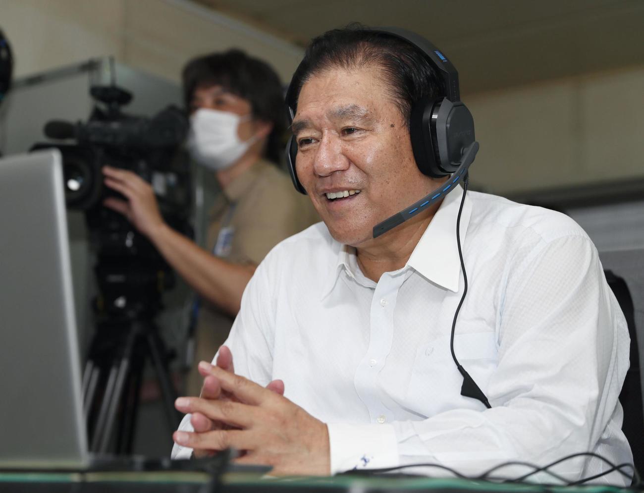 甲子園球場での交流試合開催が決まり、オンラインミーティングで選手に話し掛ける県岐阜商の鍛治舎巧監督（共同）