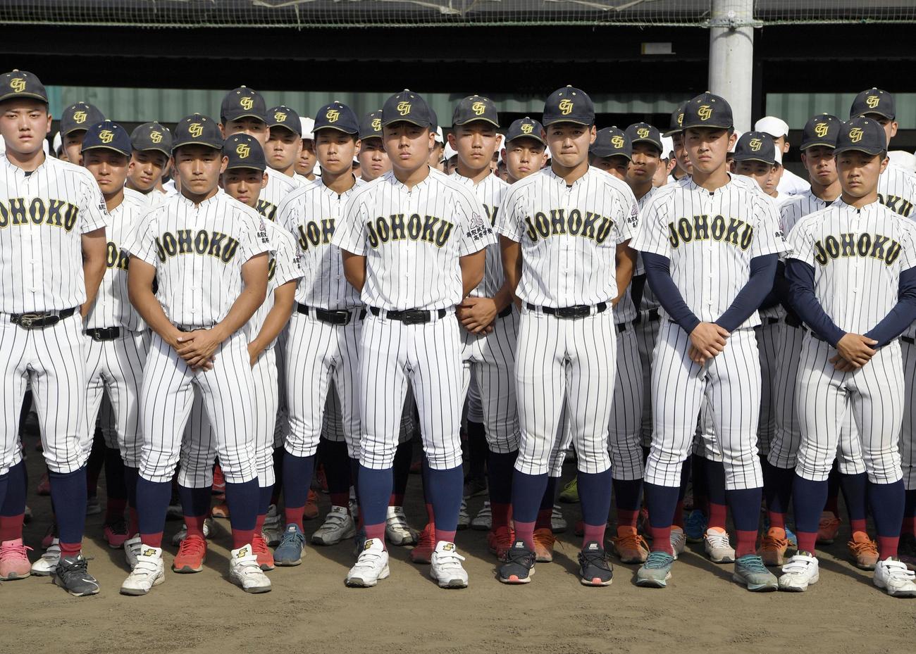 「2020年甲子園高校野球交流試合」の開催が決まり、整列する鳥取城北ナイン（共同）