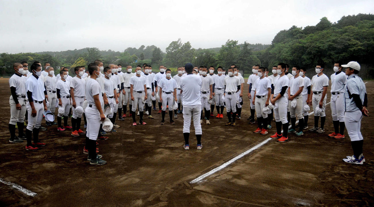 米山監督から交流試合開催を知らされる加藤学園の選手たち