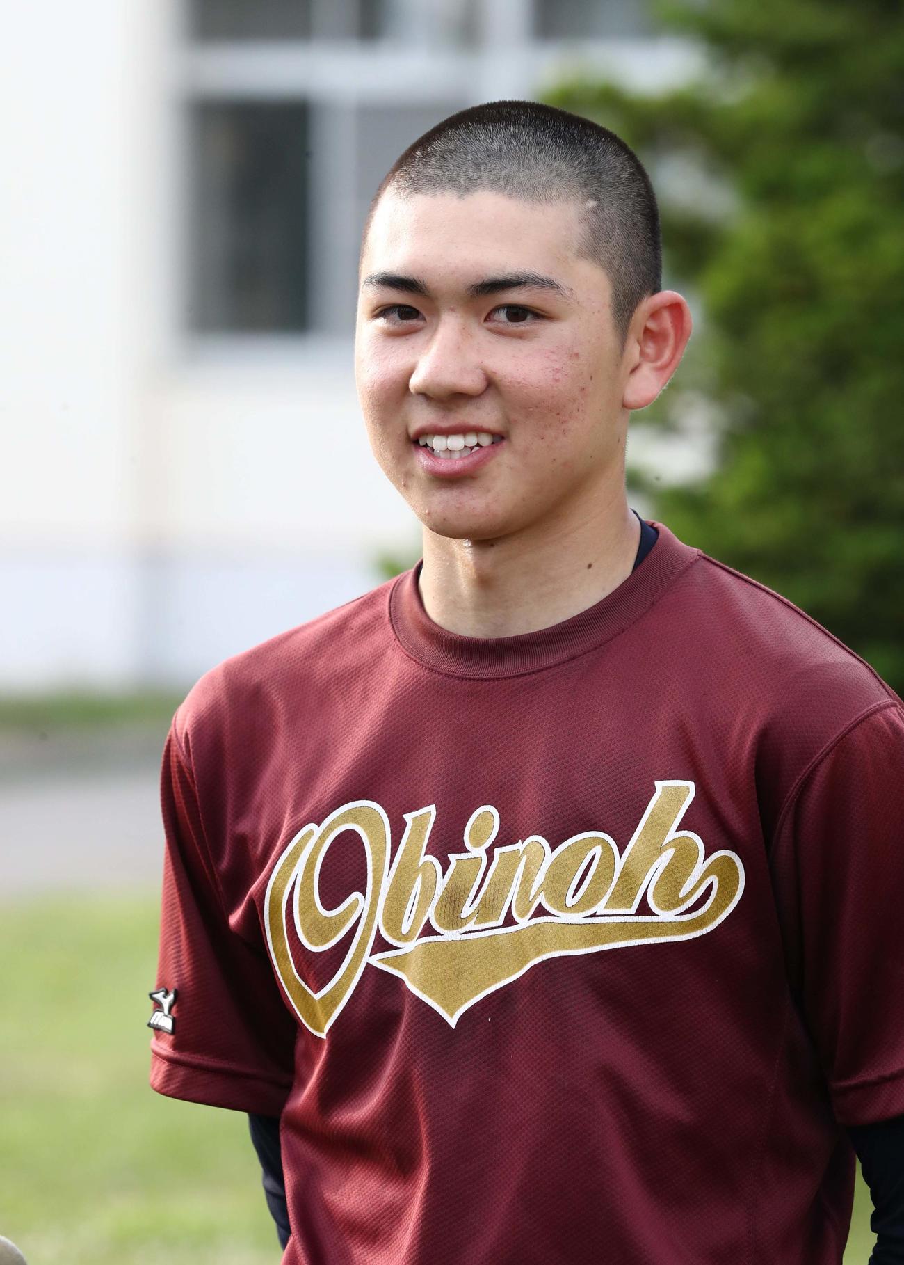 甲子園高校野球交流試合に出場が決まり笑顔の井村主将（撮影・黒川智章）
