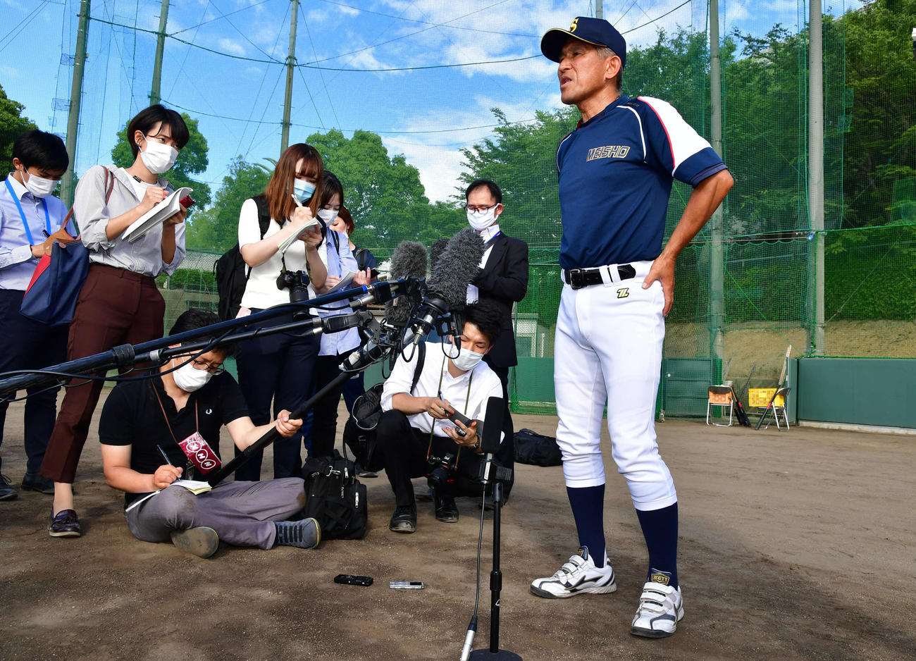 囲み取材を受ける明石商・狭間善徳監督（右）（撮影・岩下翔太）