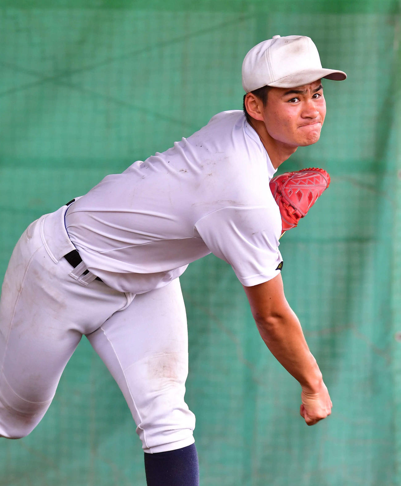 ブルペンで投げ込む明石商・中森俊介投手（撮影・岩下翔太）