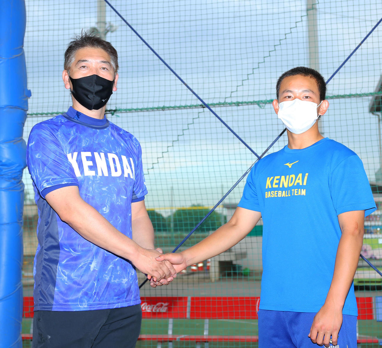 甲子園での交流試合開催が決まり青柳監督（左）と握手を交わす高崎健康福祉大高崎・戸丸（撮影・河田真司）