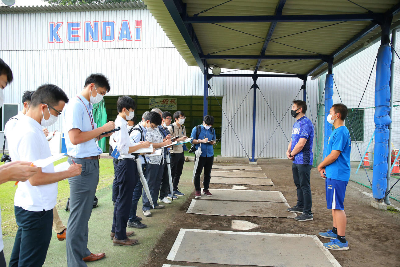 甲子園での交流試合開催が決まり高崎健康福祉大高崎・戸丸（右）と取材に臨む青柳監督（撮影・河田真司）　　