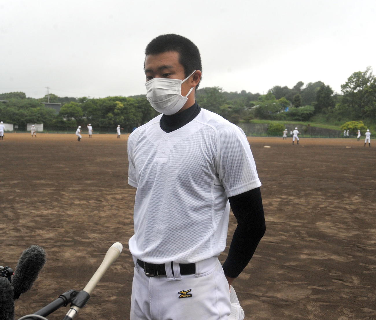 マスク姿で取材を受ける肥沼