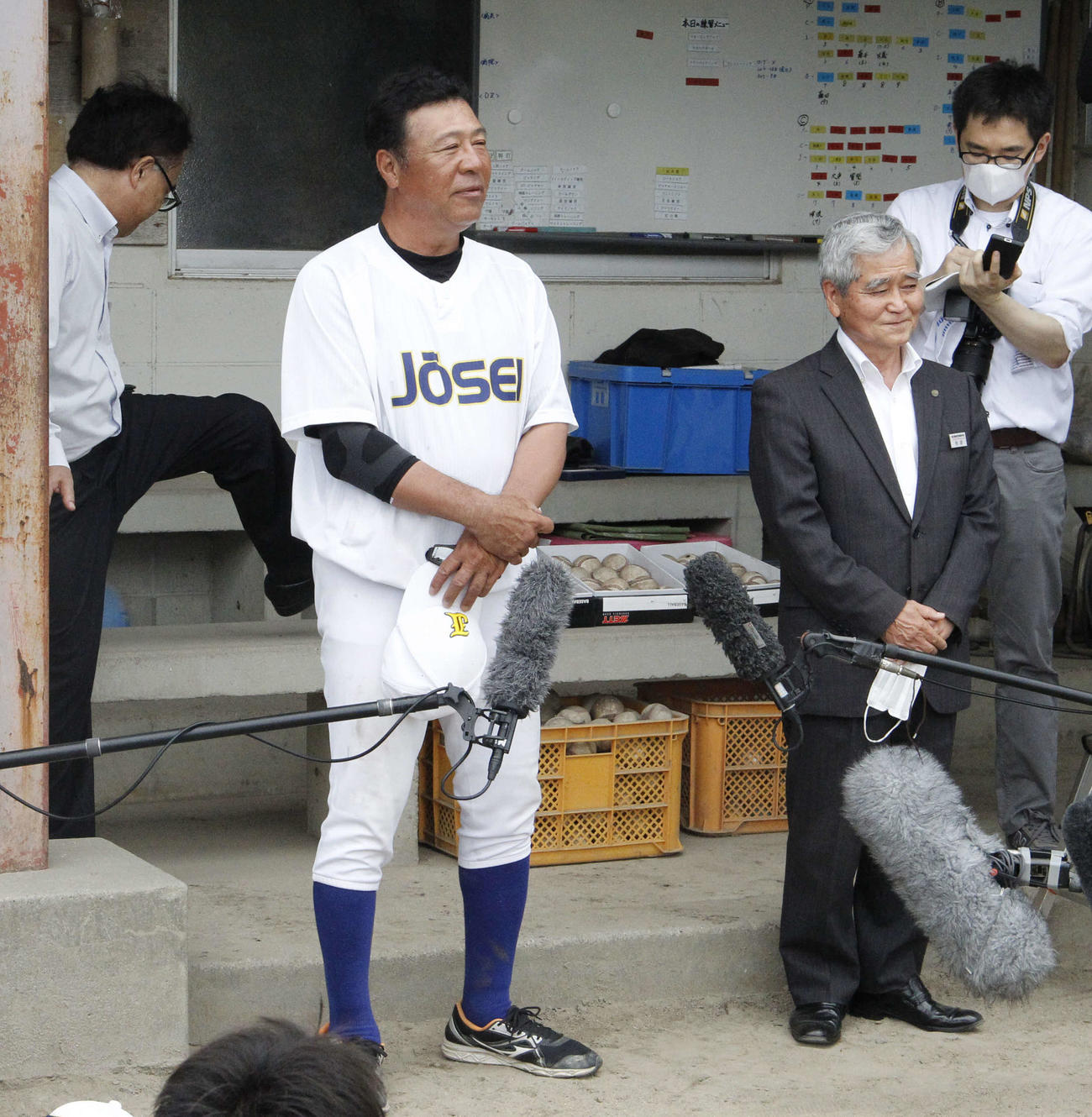 ナインを集め話をする鹿児島城西・佐々木監督（撮影・菊川光一）