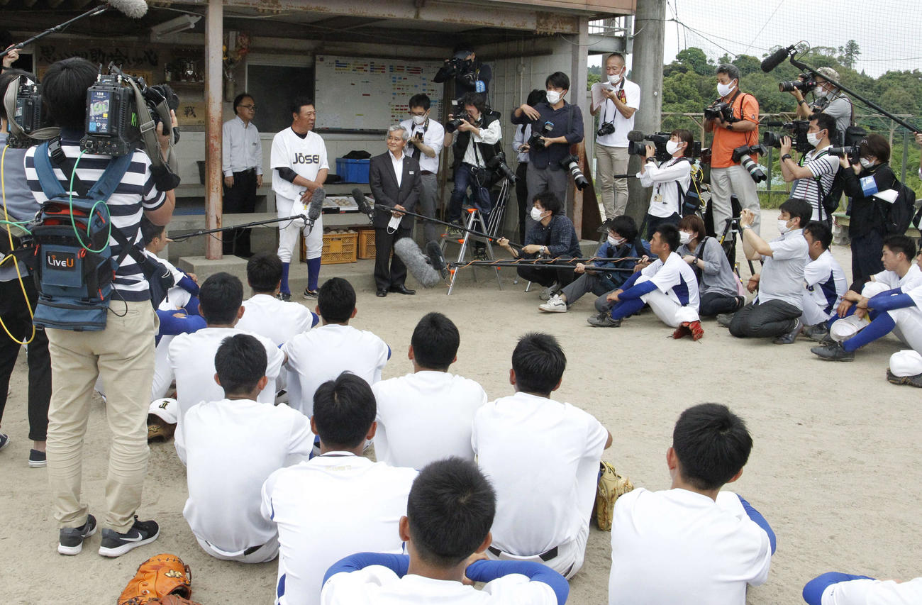 ナインを前に円陣を組み話す鹿児島城西・佐々木監督（撮影・菊川光一）