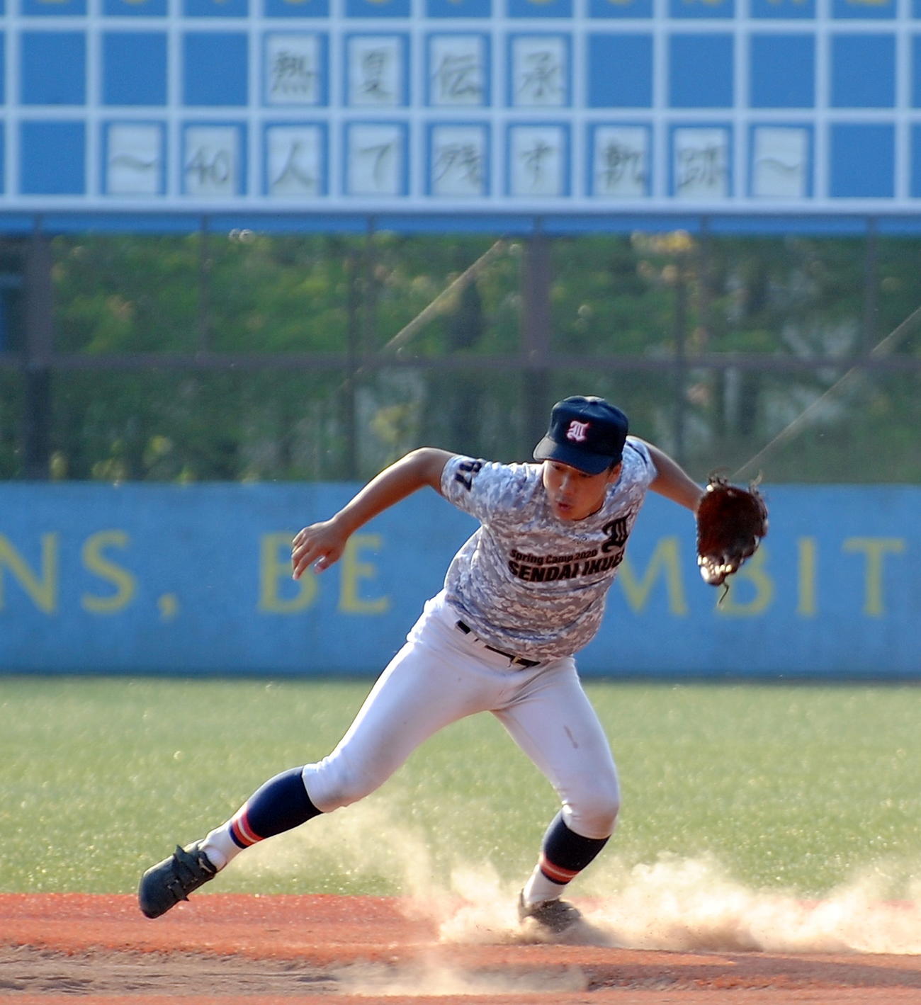 甲子園交流試合出場が決まった仙台育英・田中主将は「熱夏伝承～40人で残す軌跡～」のメッセージを背に練習する