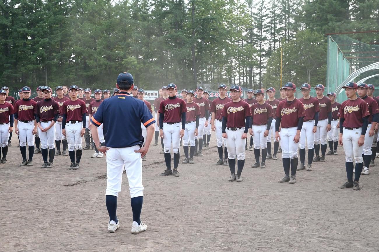 甲子園高校野球交流試合に出場が決まったことを大久保部長から報告される帯広農の選手たち（撮影・黒川智章）