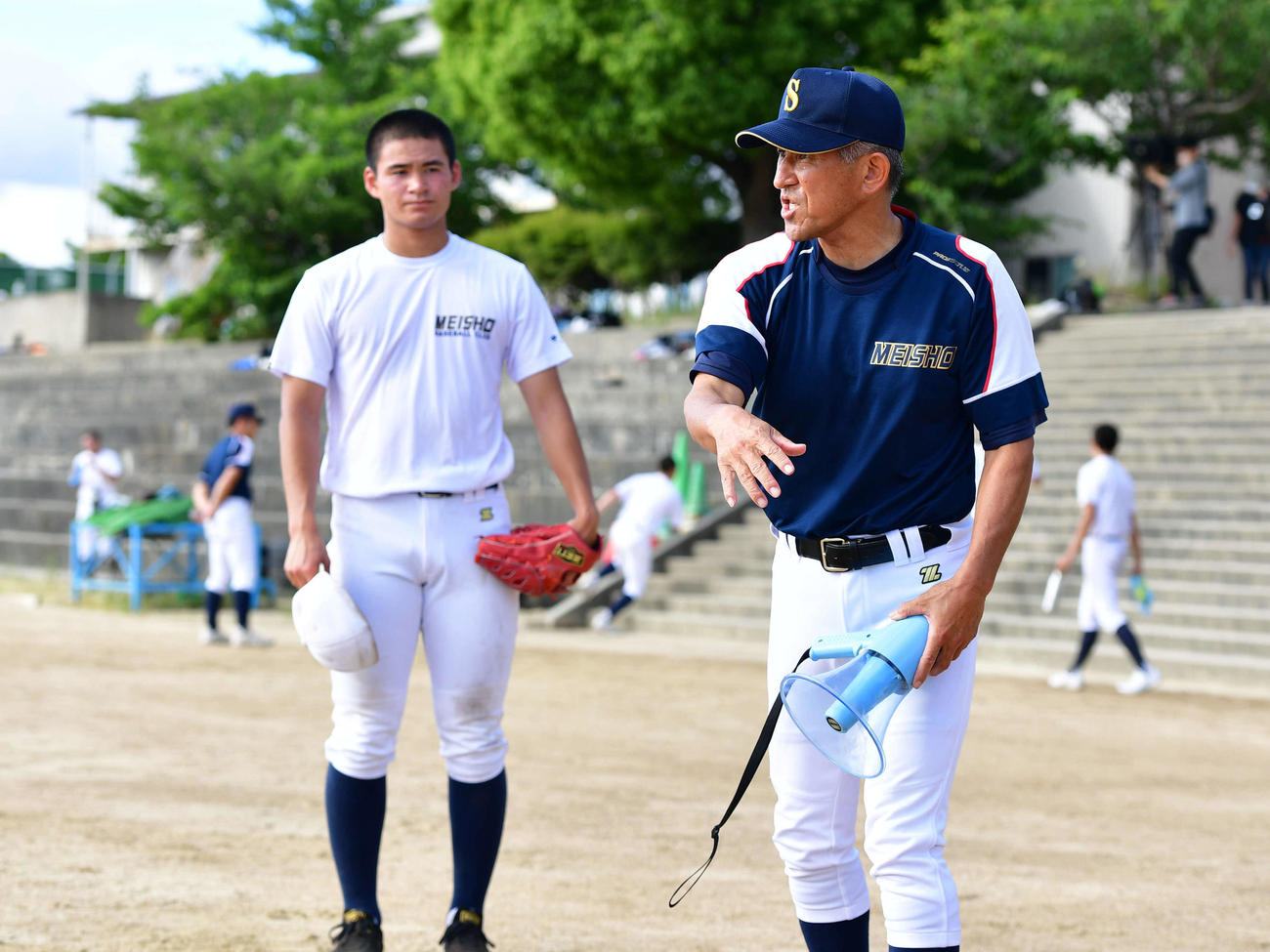 キャッチボール中の中森（左）に指導をする明石商・狭間監督（撮影・岩下翔太）