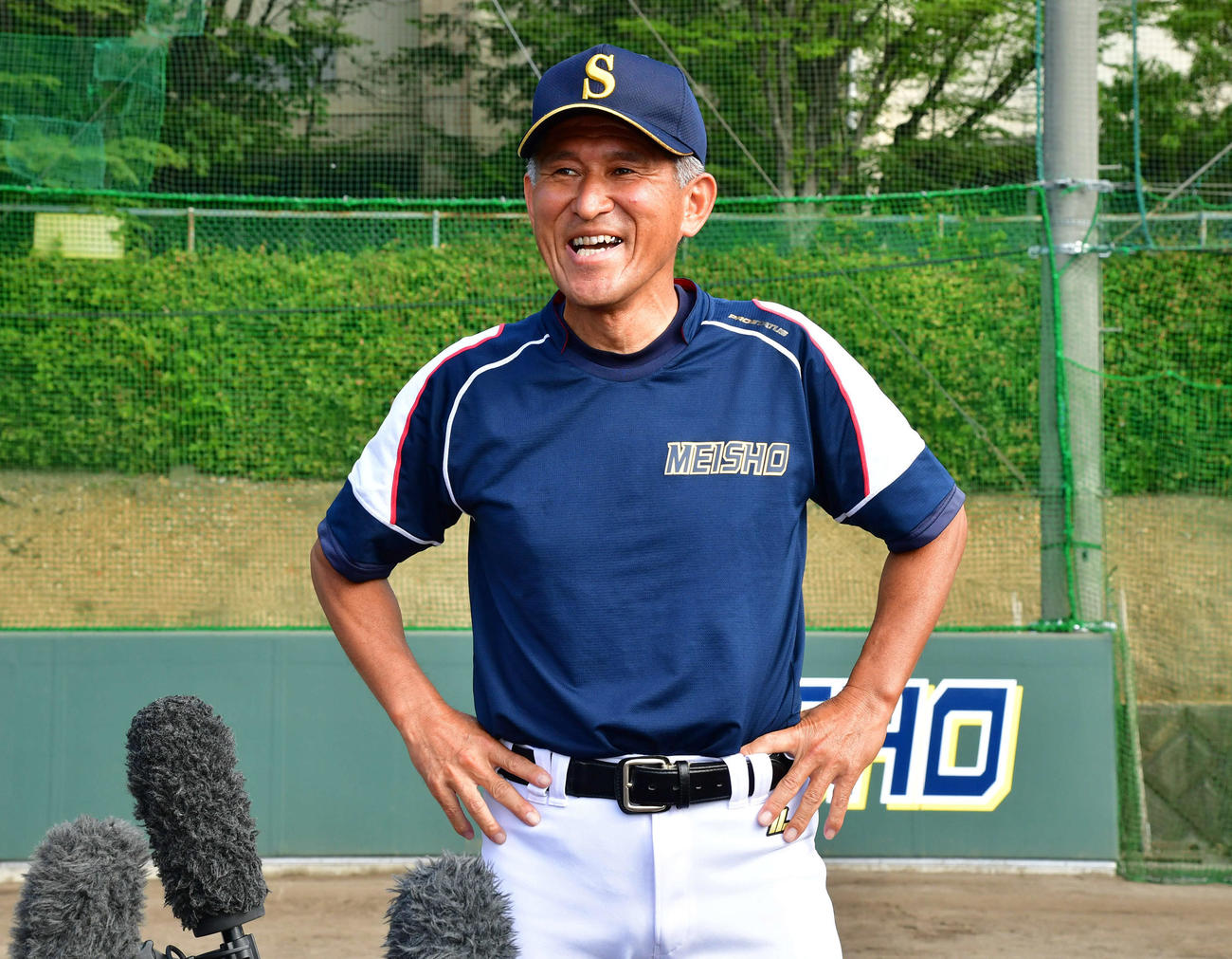 笑顔を見せる明石商・狭間監督（撮影・岩下翔太）