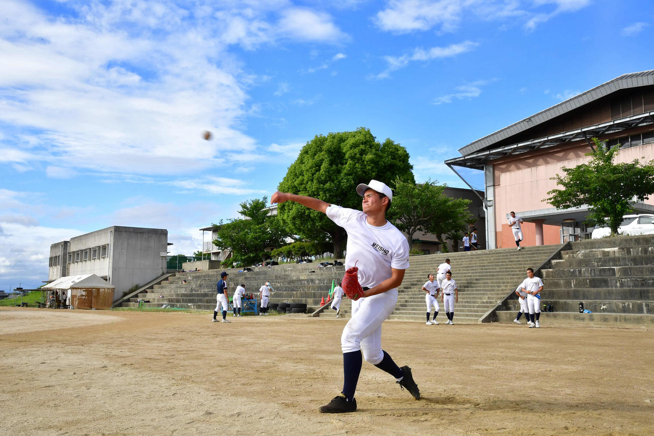 青空の下でキャッチボールを行う明石商・中森（撮影・岩下翔太）