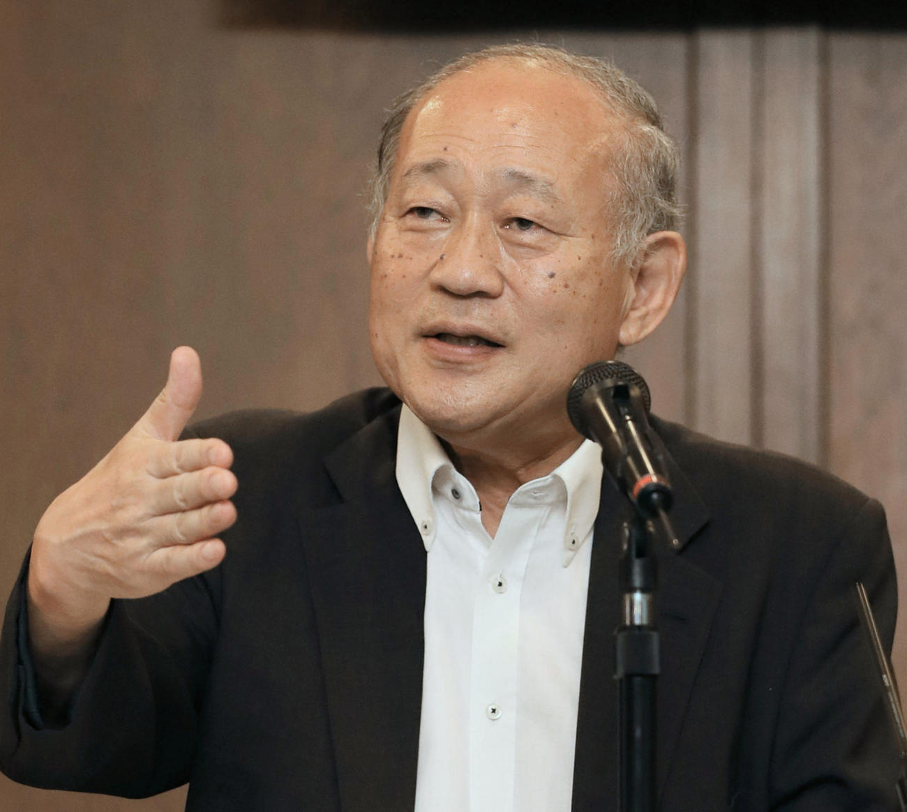 記者会見に臨む日本高野連の八田会長（代表撮影＝共同）