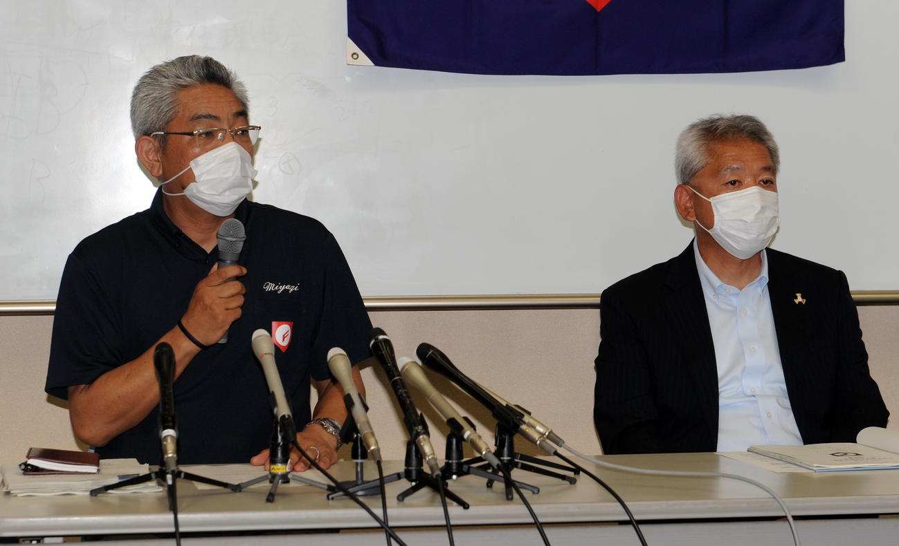 夏の高校選手権に代わる代替え大会の内容を説明する宮城県高校野球連盟の松本理事長（左）と丹野会長