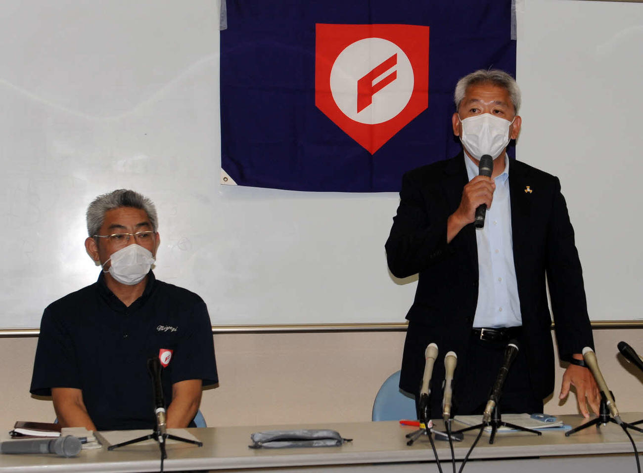 報道陣に大会の概要を説明する宮城県高野連の丹野会長（右）と松本理事長