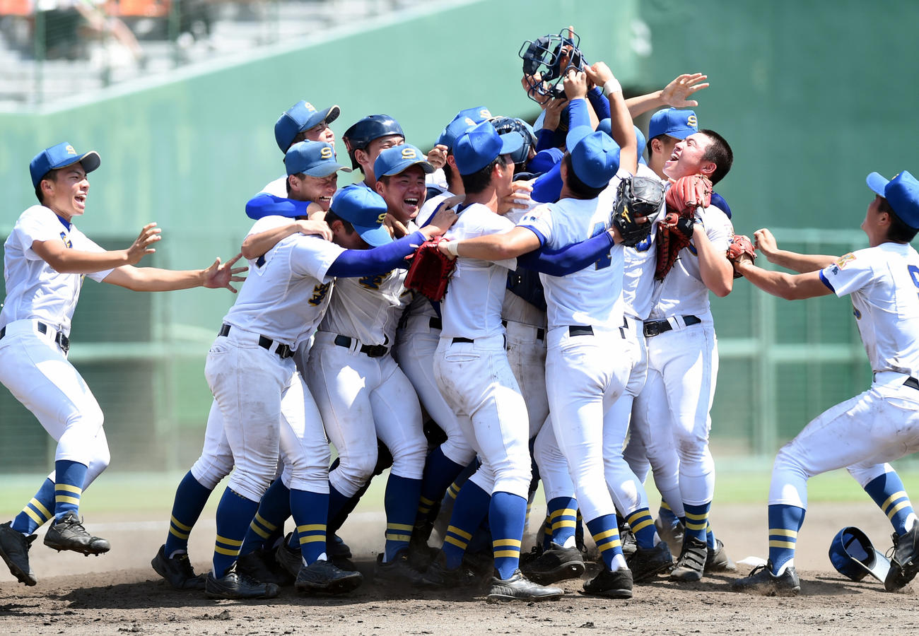 昨年の福島大会決勝で日大東北を破って甲子園出場を決め喜ぶ聖光学院ナイン（2019年7月28日撮影）