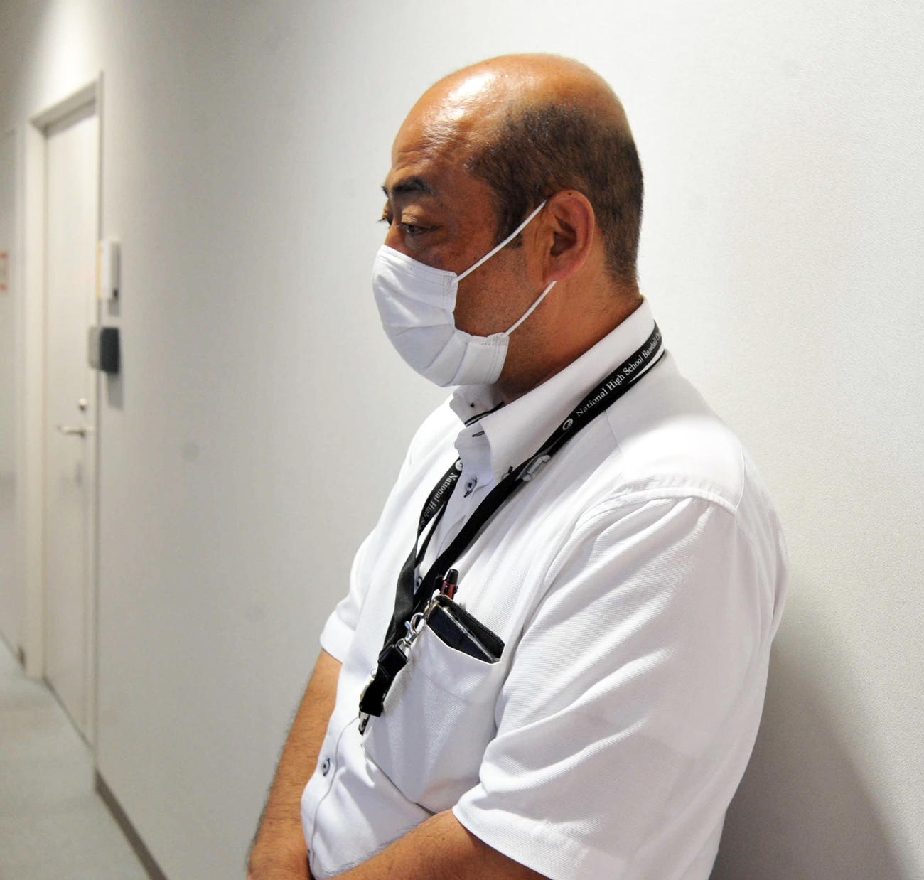 報道陣の取材に応じる静岡県高野連の渡辺理事長（撮影・古地真隆）