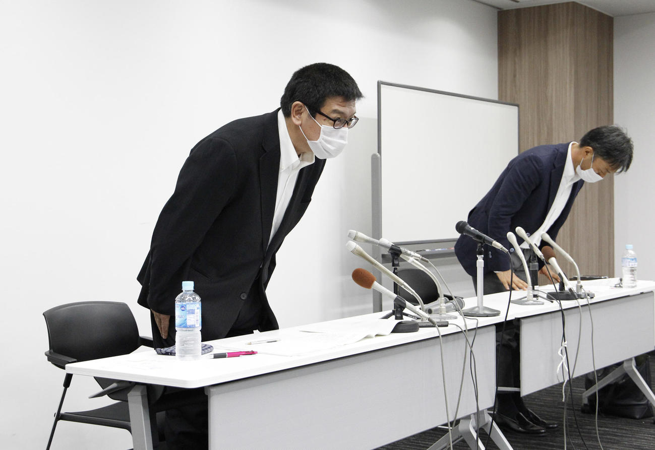 記者会見を終え、報道陣に頭を下げる、左から福岡県高野連の土田秀夫会長、野口敦弘理事長（撮影・菊川光一）