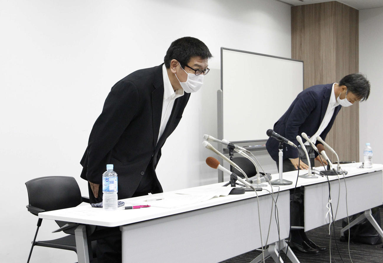 記者会見を終え、報道陣に頭を下げる、左から福岡県高野連の土田秀夫会長、野口敦弘理事長（撮影・菊川光一）