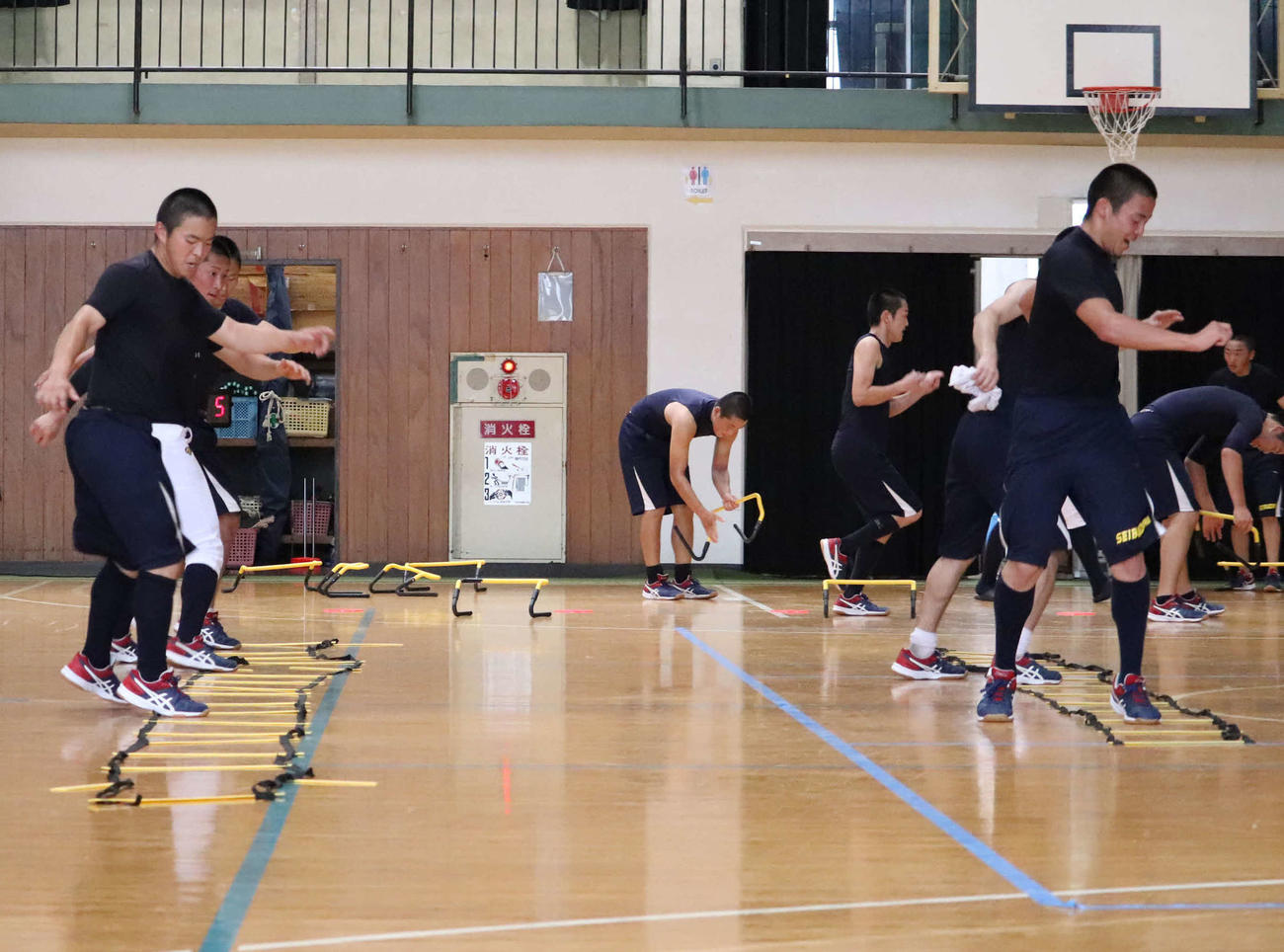 学年ごとの練習が再開し、体育館で体力トレーニングに励む西武台の3年生たち（撮影・湯本勝大）