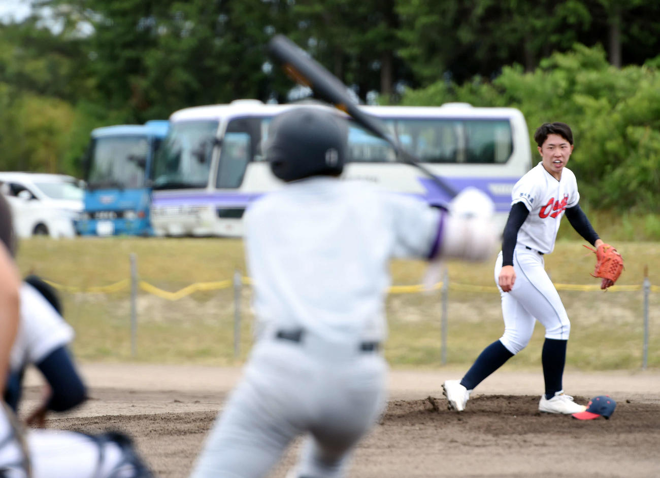 聖和学園対大崎中央　1回表聖和学園2死、空振り三振を奪う大崎中央・氏家（右）（撮影・相沢孔志）