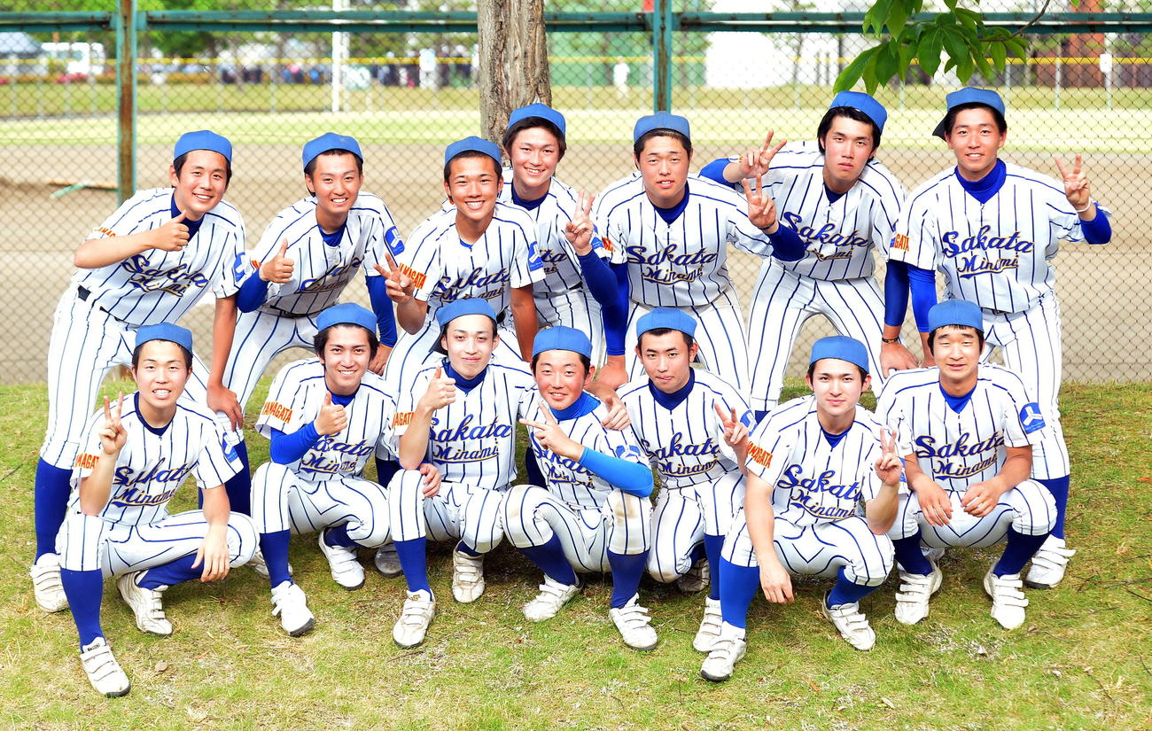 今回の強化試合限りで引退を決意した酒田南の3年生7人（前列）の思いも背負って代替大会に臨む3年生選手たち（撮影・鎌田直秀）