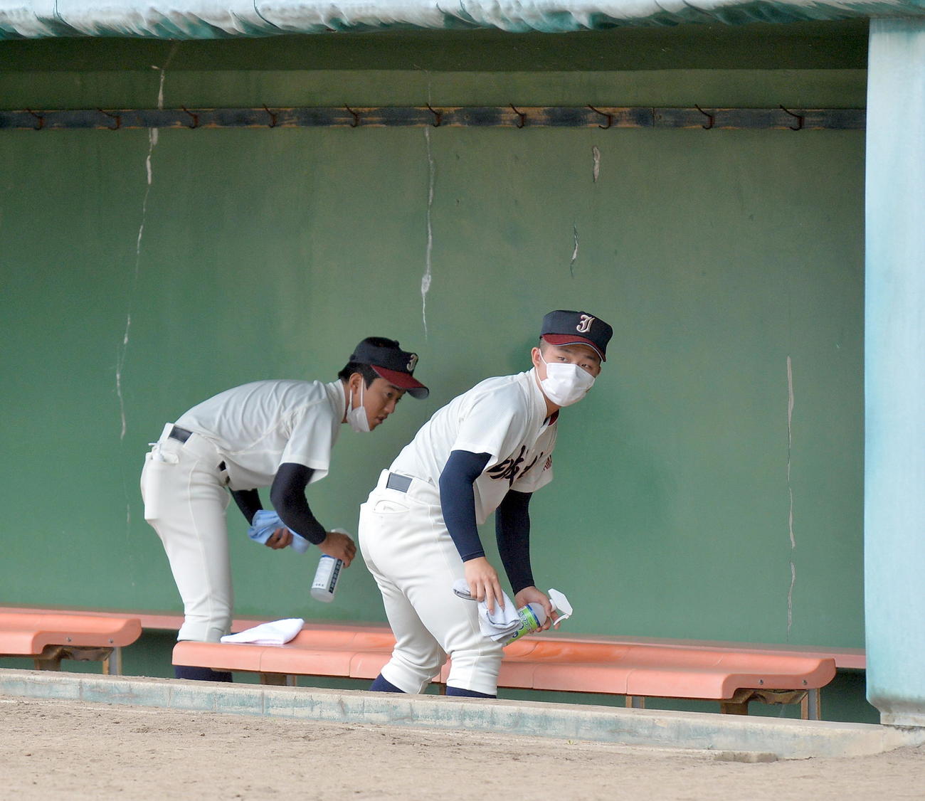 試合間にベンチの除菌を徹底する山形城北の選手たち（撮影・鎌田直秀）