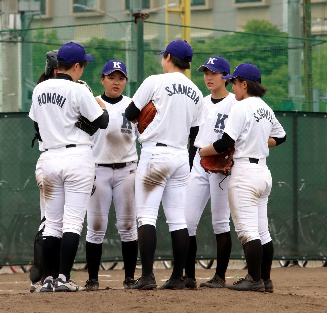 紅白戦の途中でマウンドに集まる駒大苫小牧女子硬式野球部の選手たち（撮影・永野高輔）