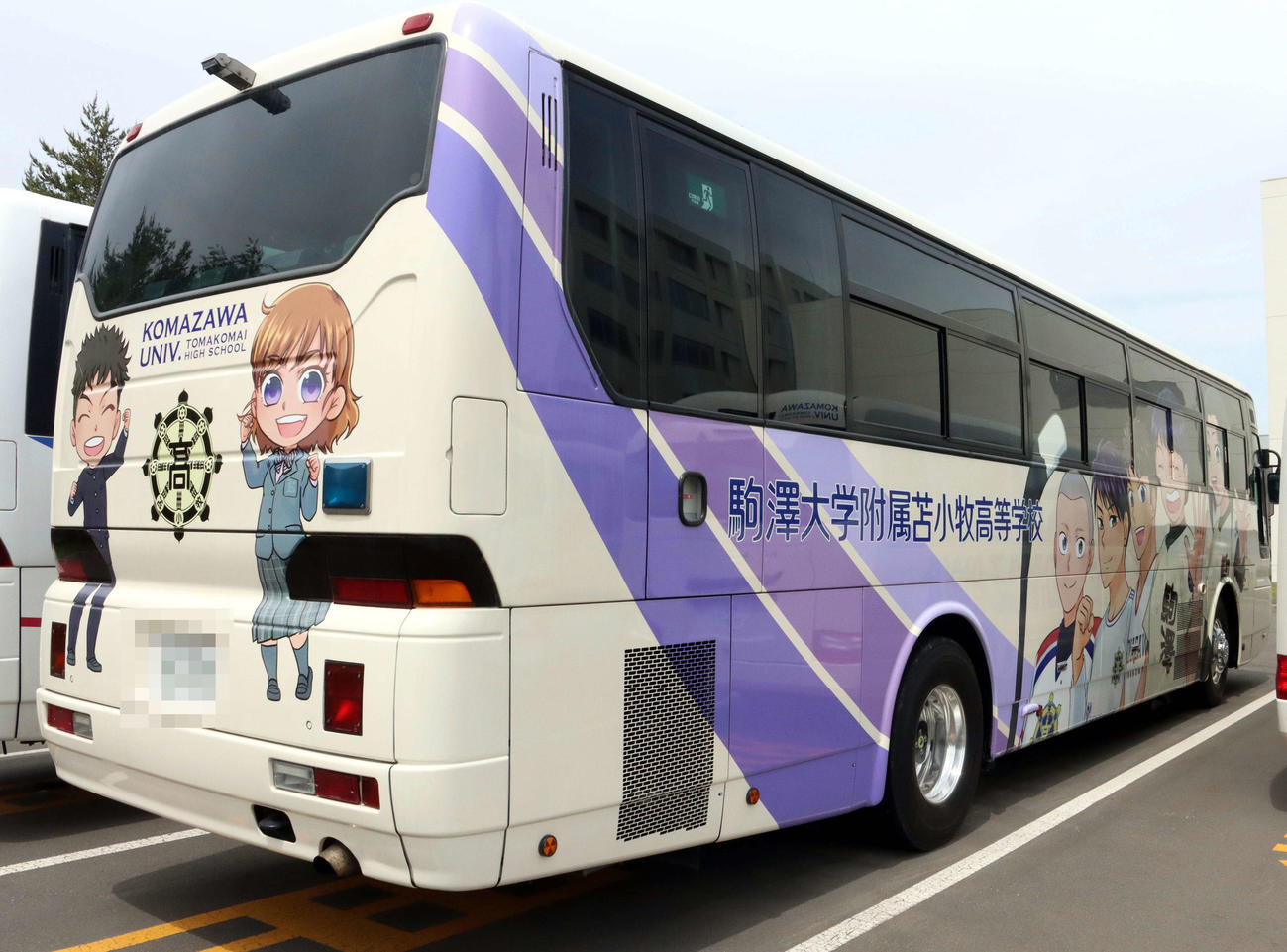 駒大苫小牧女子硬式野球部の遠征用バス（一部加工）（撮影・永野高輔）