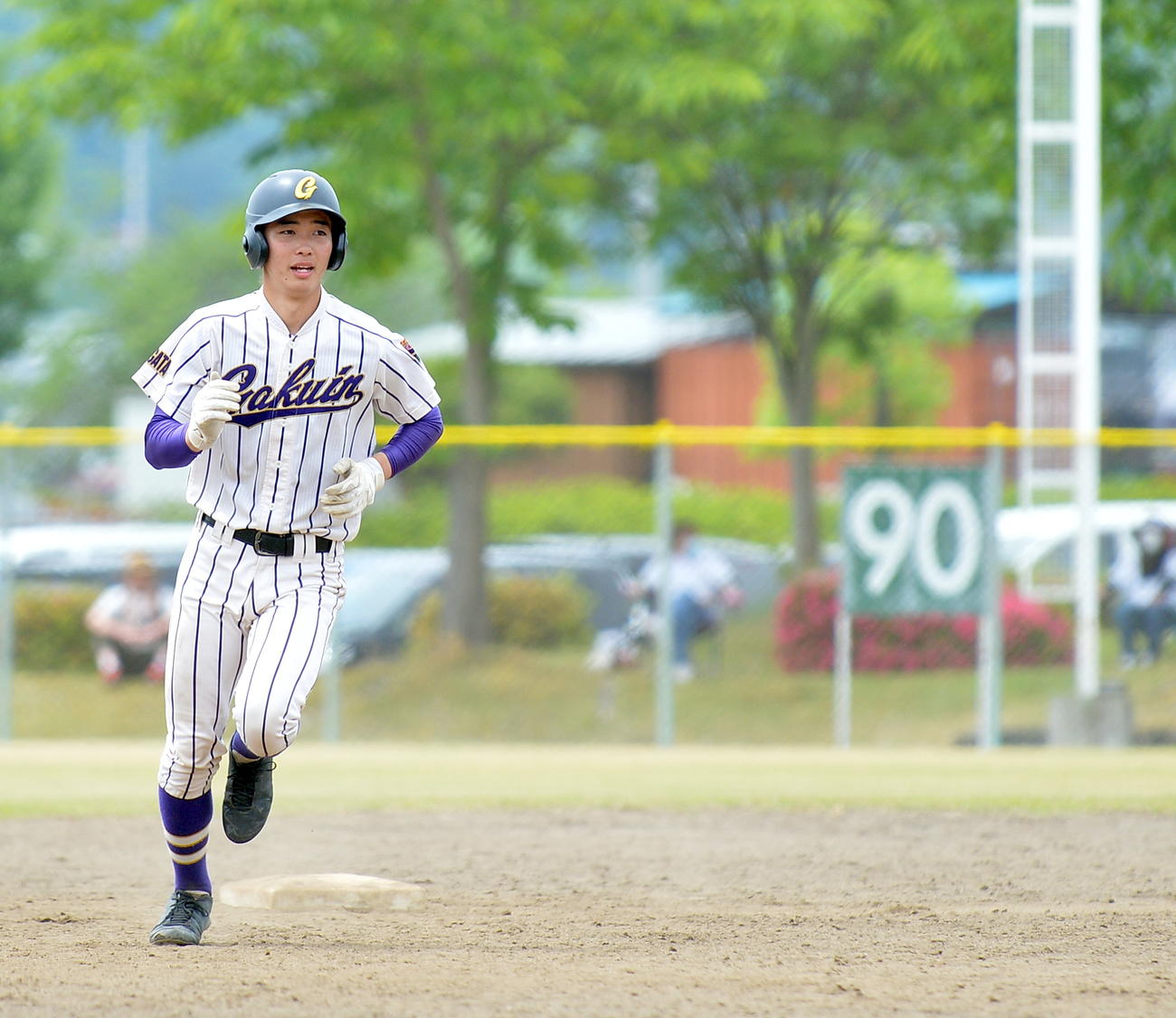 山形学院対日大山形　タイブレーク8回表山形学院2死満塁、左越え本塁打を放って二塁をまわる鈴木廉（撮影・鎌田直秀）