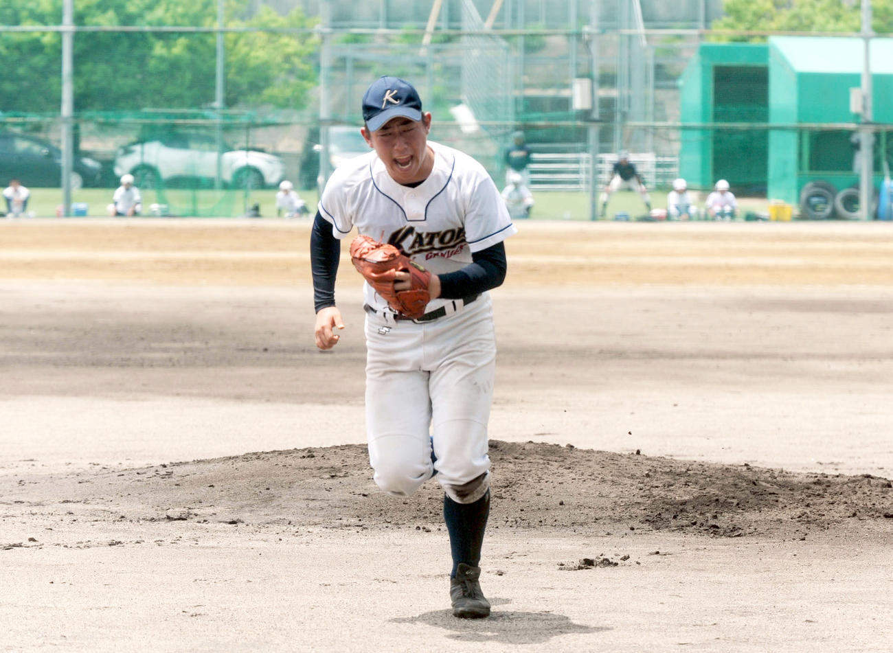3回の最後の打者を抑え、雄たけびをあげながらベンチへ戻る加藤学園の吉村（撮影・河合萌彦）