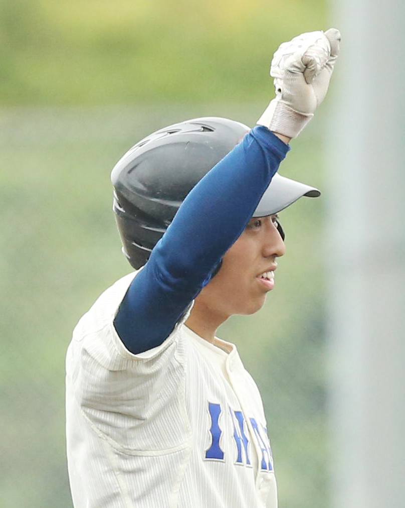 磐城対いわき光洋　2試合目の7回表磐城無死一塁、中越え二塁打を放ちベンチに向かって右手を挙げる菅波