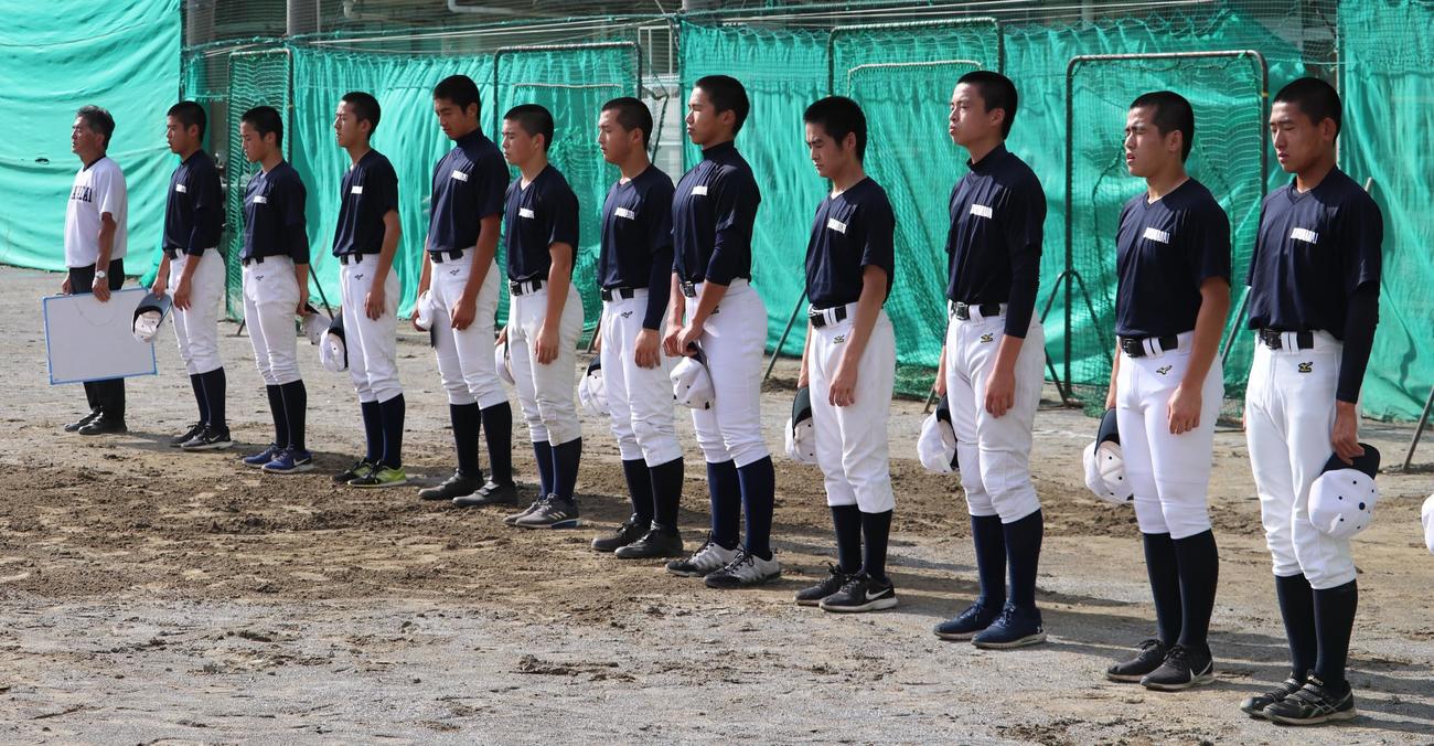 練習冒頭、整列する小山台・福嶋監督（左）と2年生部員たち（撮影・古川真弥）