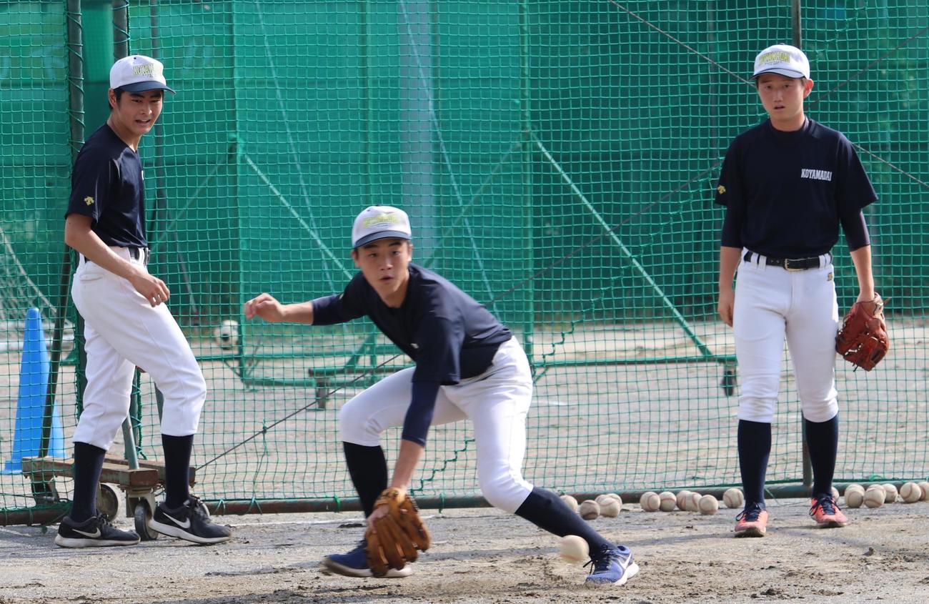 ノックを受ける小山台の野球部員（撮影・古川真弥）