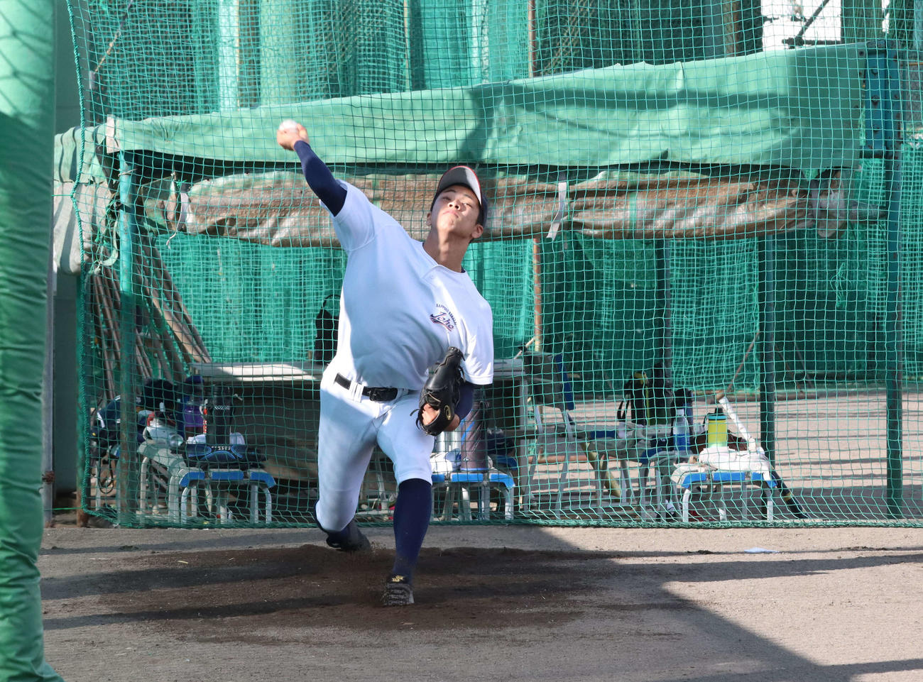 ブルペンで投球練習する札幌国際情報のエース原田（撮影・永野高輔）