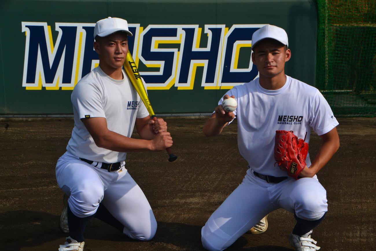 OBの西武松本航が寄贈したラバーフェンスを背にする明石商・来田（左）と中森
