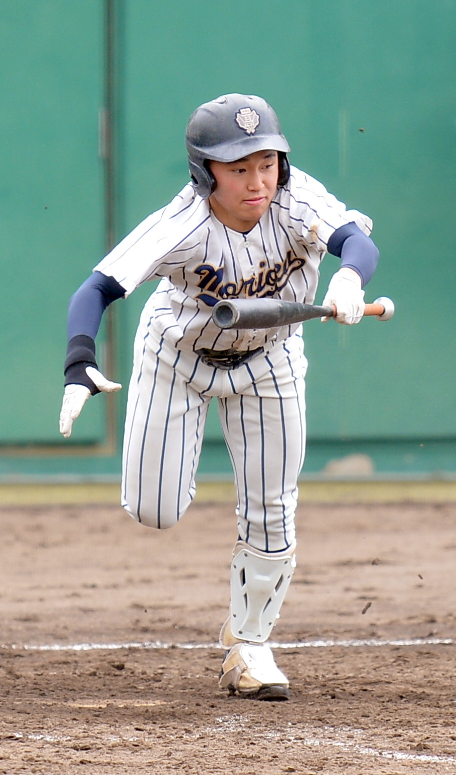 懸命に体を伸ばしてスクイズバントを決める一盃森（撮影・鎌田直秀）