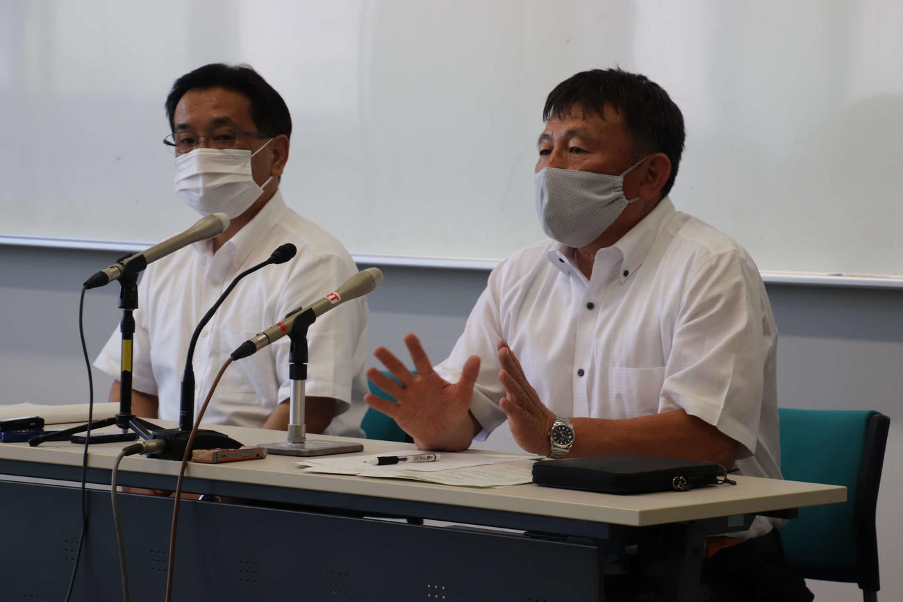 県独自の試合開催要項について話す栃木県高野連の菅野会長（左）と藤田理事長（撮影・保坂淑子）