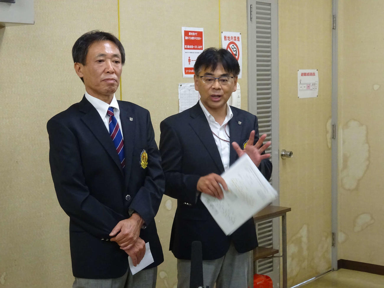 県独自の大会の準決勝、決勝をメットライフドームで開催すると発表した埼玉県高野連の坂上会長（左）と神谷専務理事長（撮影・保坂淑子）