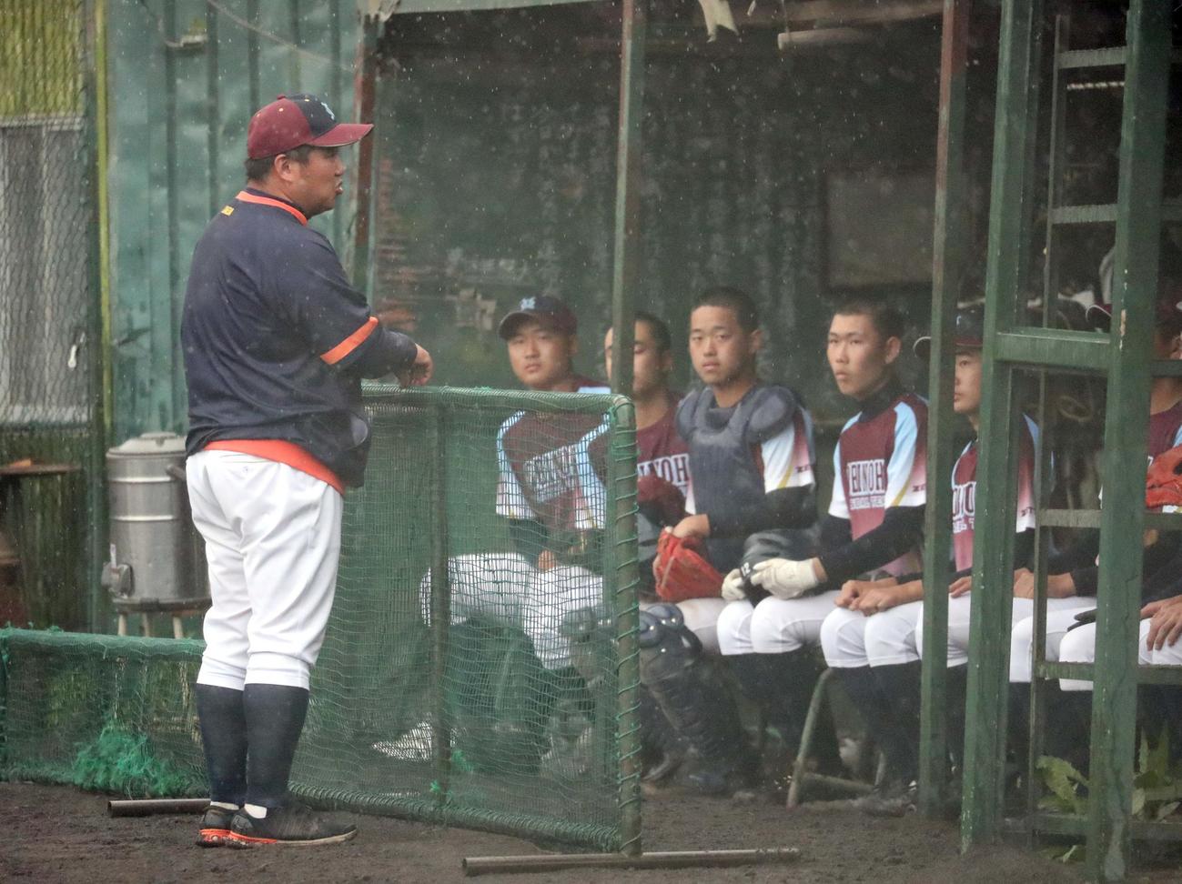 帯広農対帯広北　試合前、選手たちに声をかける帯広農の前田監督（左）（撮影・佐藤翔太）